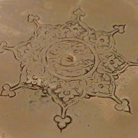 Персийска кована медна чиния,орнаменти. , снимка 2 - Антикварни и старинни предмети - 40951122