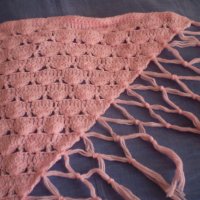Плетен на една кука розов триъгълен шал, снимка 3 - Шалове - 34544456