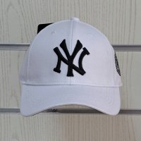 Нова шапка с козирка New York (Ню Йорк) в бял цвят, с емблема отстрани, Унисекс, снимка 1 - Шапки - 41804970