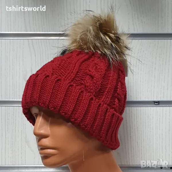 Нова дамска плетена шапка с помпон/пух в червен цвят, снимка 1