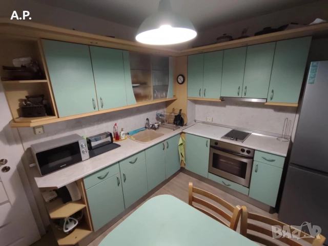 Цяла кухня + маса, столове и диванче.