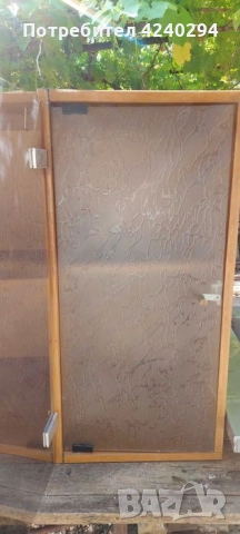 Шкаф - витрина за стена