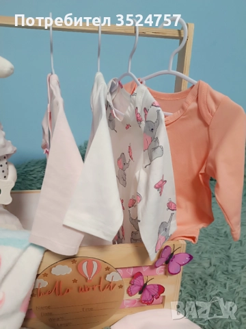 Продавам щендер с кошница с дрешки за момиченце , снимка 2 - Комплекти за бебе - 52354062