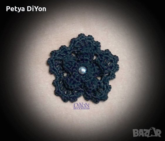 Комплект ръчно плетени маншети от дантела и брошка в черно, снимка 2 - Ръкавици - 41950593