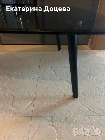 Стъклена маса с дървени крачета, снимка 2 - Маси - 50249269