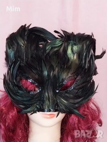 Черна маска от естествени пера