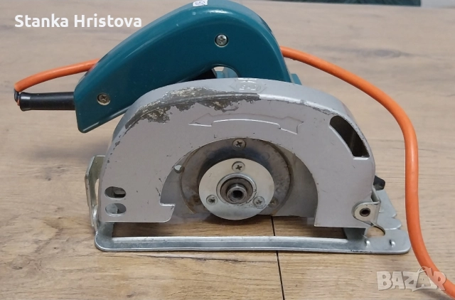 Електрически ръчен циркуляр Black Decker. 
