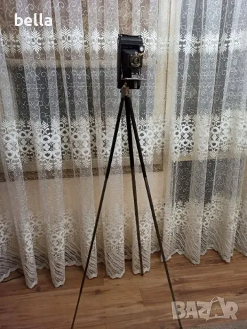 Колекционерски рядък мехов Autographic Kodak Jr. (произведен 1914-1927 и трипод 