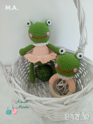 Ръчно плетен комплект дрънкалка и играчка за бебе , снимка 2 - Плюшени играчки - 51243819