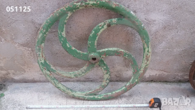 масивно възрожденско чигунено колело , снимка 2 - Антикварни и старинни предмети - 50659927