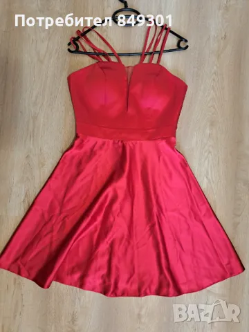 Червена къса рокля