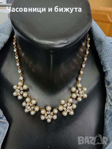 колие низ от цветя с бели перлички