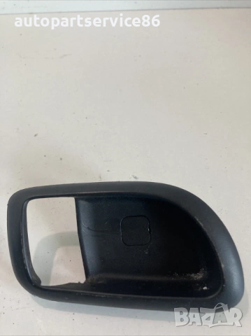 Декоративна рамка около дръжката на предната лява врата за KIA Carnival (2006–2012) 82611-4D000