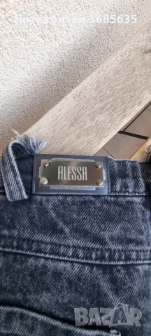 НОВИ Дънки размер М Alessa Acting Crazy, снимка 7 - Дънки - 44098574