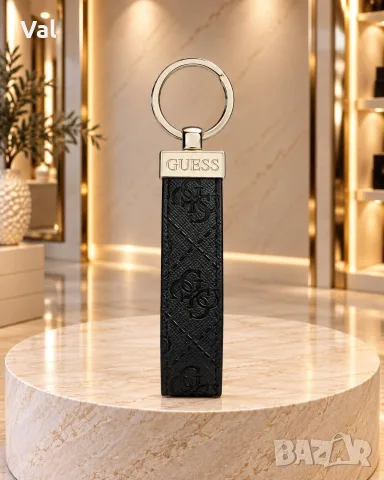 Черен ключодържател GUESS с 4G монограм.