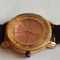Марков дамски часовник VERSACE с кожена каишка много красив - 21753, снимка 3 - Дамски - 36192017