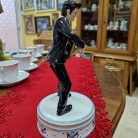 Уникална антикварна колекционерска порцеланова фигура статуетка Елвис Пресли, снимка 5 - Антикварни и старинни предмети - 41861464