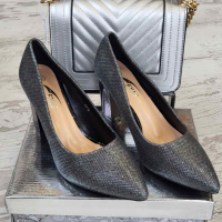 Атрактивни дамски обувки в сребристо на стабилен ток, снимка 1 - Дамски обувки на ток - 36510948