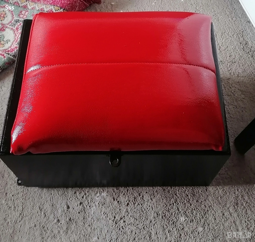 Метална каса със кожена седалка , снимка 1