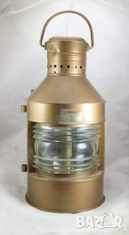 Корабен фенер кърмови от търговски кораб.