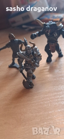 3 мини фигурки - минотавър и рицари