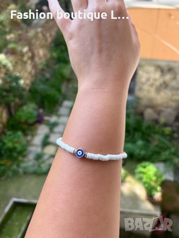 Гривна със синьо око против уроки с бели мидички и златиста закопчалка ❤️, снимка 3 - Гривни - 52413733