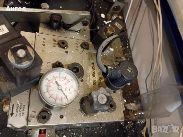 Два броя хидравлични станции от асансьори с резервоари 200л. всяка пълни с хидравлично масло AJIP. 