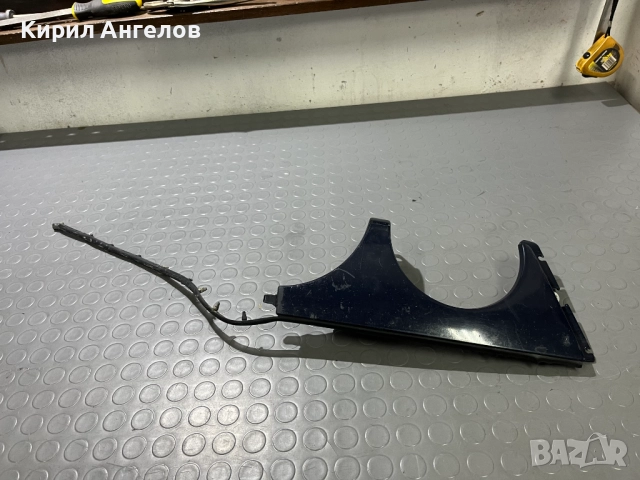 Пластмасата на десния фар за Mercedes E-class W210 (преди фейс)