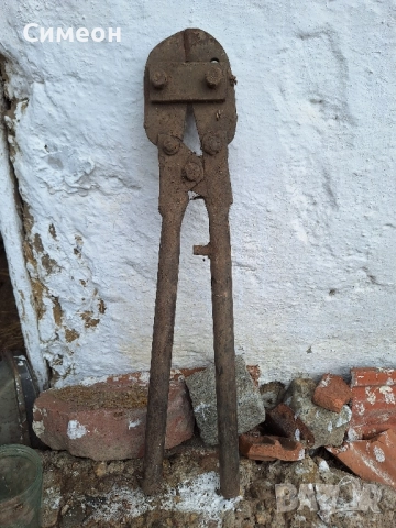 Стара ножица за рязане на метал