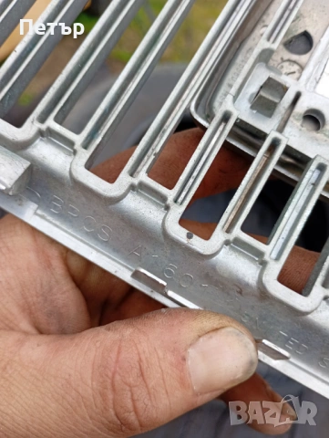 Решетка с емблема предна броня Волво В70 volvo V70 2000-2005г, снимка 5 - Части - 53375256