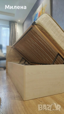 Легло с матрак и повдигащ механизъм