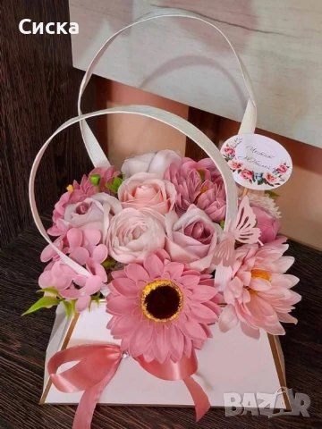 Кокетната дамска чанта с микс сапунени цветя от пластичен сапун в розово и пепел от рози, снимка 12 - Подаръци за жени - 50499499