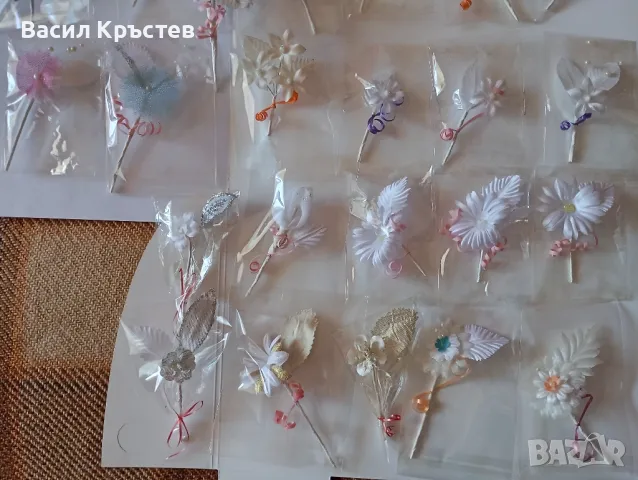 Сватбени аксесоари, Бутониери за закичване на младоженците, кумовете и гостите, снимка 2 - Изкуствени цветя - 49163191