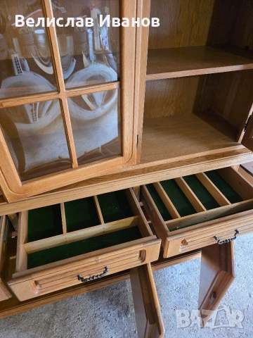 Винтидж трапезен бюфет / витрина от масивна дъбова дървесина с месингови ключалки., снимка 10 - Антикварни и старинни предмети - 53685470