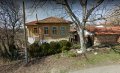 Двуетажна къща с двор в центъра на село Кубадин, област Бургас, снимка 1 - Къщи - 42064868