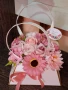 Кокетната дамска чанта с микс сапунени цветя от пластичен сапун в розово и пепел от рози, снимка 12