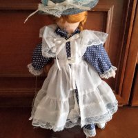 Порцеланова фигура колекционерска кукла с стойка и печат 40 см, снимка 2 - Други ценни предмети - 41642749