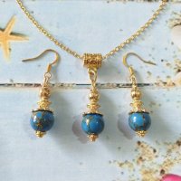 Уникален комплект бижута обеци и колие с редкият камък син Азурит и орнаменти цвят злато, снимка 2 - Бижутерийни комплекти - 40714306