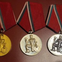 Комплект златен,сребърен и бронзов народен орден на труда , снимка 1 - Антикварни и старинни предмети - 41889143
