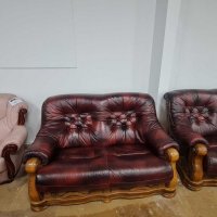 Кожени дивани цвят бордо две двойки с дървен обков, снимка 2 - Дивани и мека мебел - 39945175