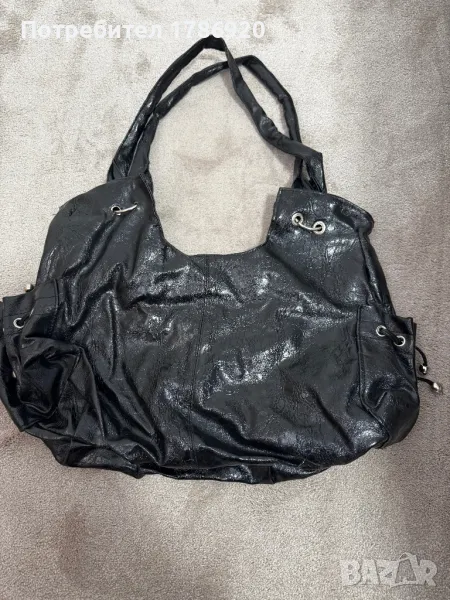 Елегантна,черна дамска чанта с лачен ефект, снимка 1