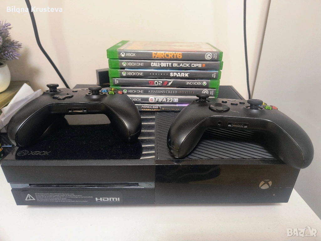 Xbox one с два контролера и седем игри , снимка 1