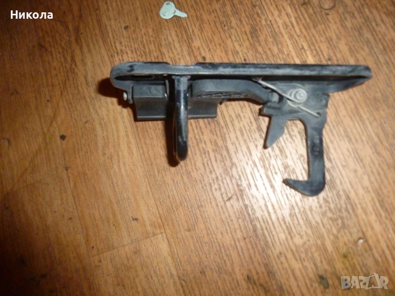 Панта -(закопчалка) преден капак Голф 5, снимка 1