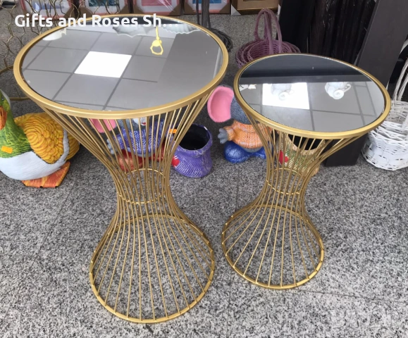 Комплект от две помощни масички с огледален плот и метална основа в златен цвят