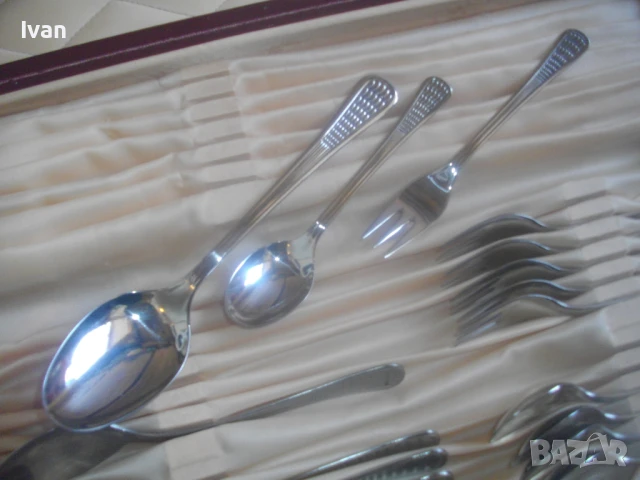 НОВ КОМПЛЕКТ ПЕРЛА 18 БРОЯ БЪЛГАРСКИ СОЦ ВИНТИДЖ 1970-ТЕ ГОДИНИ ПРИБОРИ ЗА ХРАНЕНЕ КОЖЕН КУФАР ЛУКС, снимка 2 - Прибори за хранене, готвене и сервиране - 50991960