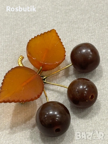 Съветска рядка брошка с кехлибар Череша , снимка 3 - Антикварни и старинни предмети - 53355824