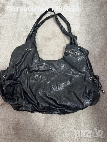 Елегантна,черна дамска чанта с лачен ефект