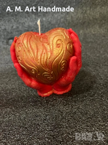 ❤️ „Сърце в длани“ – Ръчно изработена свещ от соев восък