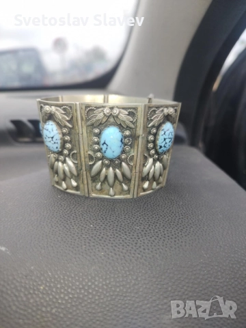 Старинна гривна с тюркоазени камъни. Много е красива.