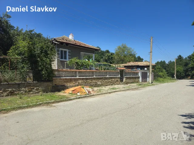 Продава се къща с голям двор 1,5 дка, гараж, стопански постройки и обновени инсталации